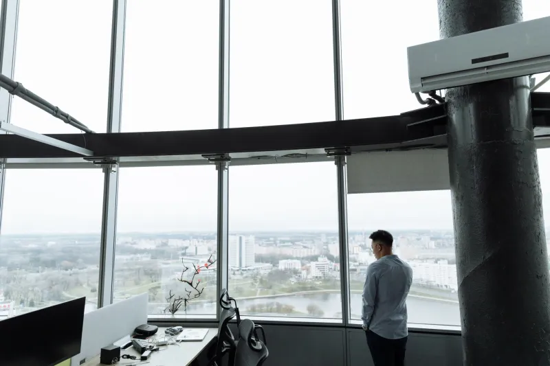 Alone in the Room: Why the Sharpest Executives Protect Their Right to Think Without an Audience